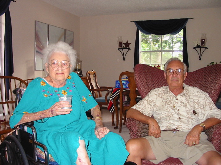 Aunt_June_&_Dad.jpg, 123166 bytes, 07/19/2002